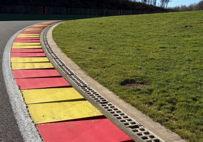Vibreurs préfabriqués en béton au circuit de Spa-Francorchamps : l’expertise Larco