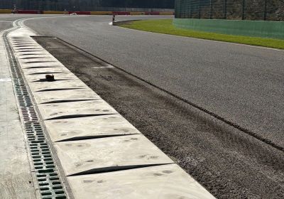 Vibreurs préfabriqués en béton au circuit de Spa-Francorchamps : l’expertise Larco
